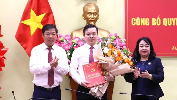 Các đồng chí Ủy viên Trung ương Đảng: Lương Nguyễn Minh Triết, Bí thư Tỉnh ủy và Cao Thị Hòa An, Phó Bí thư Thường trực Tỉnh ủy, Chủ tịch Hội đồng nhân dân tỉnh Đắk Lắk trao Quyết định của Ban Thường vụ Tỉnh ủy và tặng hoa chúc mừng đồng chí Đỗ Hữu Huy. (Ảnh: TRUNG TÂN)