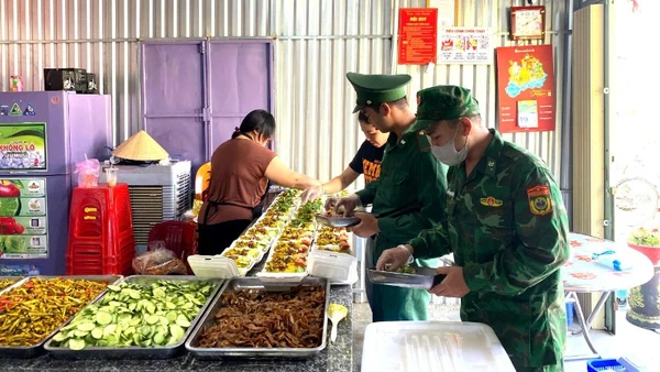 Cán bộ, chiến sĩ Đồn Biên phòng Xuân Đài cùng các tình nguyện viên chuẩn bị, chế biến các suất ăn trong mô hình “Bếp ăn 0 đồng”.