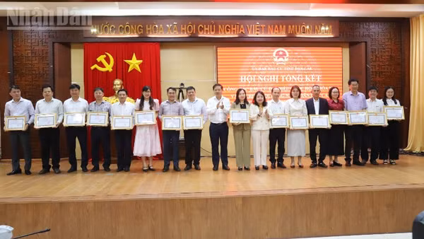 Các tập thể nhận Bằng khen của Ủy ban nhân dân tỉnh Đắk Lắk vì có thành tích xuất sắc trong công tác bầu cử.