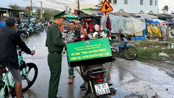 "Tiếng loa Biên phòng" được cán bộ, chiến sĩ Đồn Biên phòng Xuân Hòa tuyên truyền đến nhiều khu dân cư trên địa bàn.