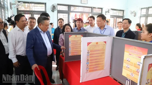 Đồng chí Trần Sỹ Thanh và đoàn giám sát kiểm tra thực tế điểm bầu cử tại khu vực bỏ phiếu số 38, Tổ dân phố 5 Tự An, phường Buôn Ma Thuột.