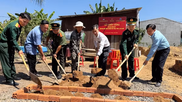 Lễ khởi công nhà "Đại đoàn kết" tặng gia đình ông Trương Văn Toản tại xã Ia Rvê. 