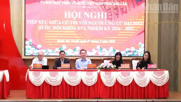 Các ứng cử viên đại biểu Quốc hội khóa XVI, nhiệm kỳ 2026-2031 tỉnh Đắk Lắk tại buổi tiếp xúc cử tri.