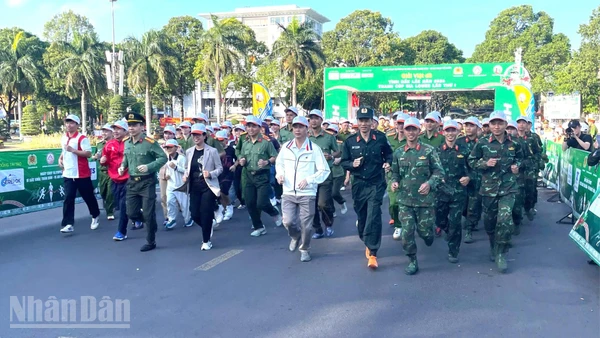 Các đồng chí lãnh đạo Tỉnh ủy, Công an tỉnh, các sở, ngành cùng tham gia chạy bộ tại sự kiện.
