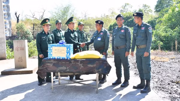 Đồn Biên phòng Yok Đôn tổ chức gặp mặt, tặng quà Đồn Cảnh sát bảo vệ biên giới bộ Cobaldomray, Campuchia.