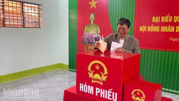 Cử tri khu vực bỏ phiếu số 24, Tổ dân phố 1, 6 Tân Thành, phường Buôn Ma Thuột phấn khởi khi bỏ phiếu.