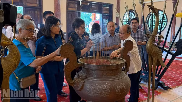 Các đại biểu và người dân dâng hương tưởng nhớ danh nhân Lương Văn Chánh cùng các bậc tiền nhân đã có công khai khẩn, mở mang và phát triển vùng đất này.