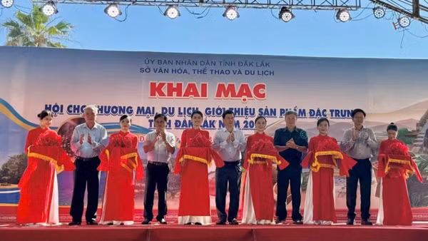 Các đại biểu cắt băng khai mạc hội chợ.