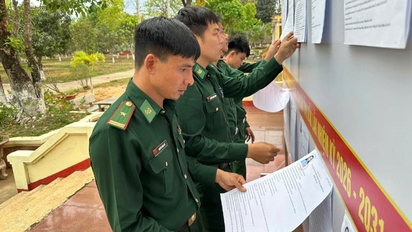 Cán bộ, chiến sĩ Đồn Biên phòng Sêrêpốk, xã Buôn Đôn tìm hiểu lý lịch của những người ứng cử đại biểu Quốc hội khóa XVI và đại biểu Hội đồng nhân dân các cấp nhiệm kỳ 2026-2031.