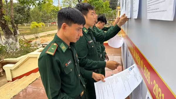 Cán bộ, chiến sĩ Đồn Biên phòng Sêrêpốk, xã Buôn Đôn tìm hiểu lý lịch của những người ứng cử đại biểu Quốc hội khóa XVI và đại biểu Hội đồng nhân dân các cấp nhiệm kỳ 2026-2031.