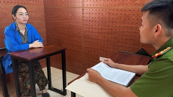 Đối tượng Nguyễn Thị Nhàn tại cơ quan Công an.