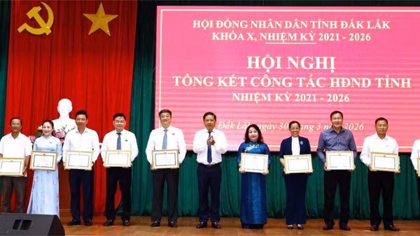 Bí thư Tỉnh ủy Đắk Lắk Lương Nguyễn Minh Triết tặng Bằng khen của Ủy ban nhân dân tỉnh cho các đồng chí lãnh đạo, nguyên lãnh đạo Hội đồng nhân dân tỉnh khóa X, nhiệm kỳ 2021-2026.