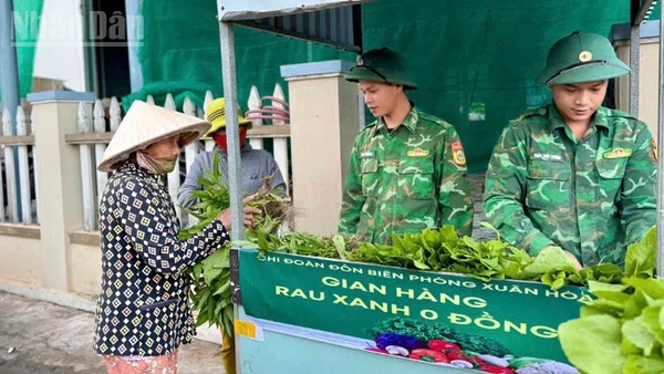 “Gian hàng rau xanh 0 đồng” của cán bộ, chiến sĩ Đồn Biên phòng Xuân Hòa tại chợ Hòa An.