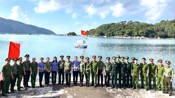 Cán bộ, đoàn viên, thanh niên các đơn vị tham gia chương trình hành quân về nguồn địa chỉ đỏ di tích "Tàu không số Vũng Rô".