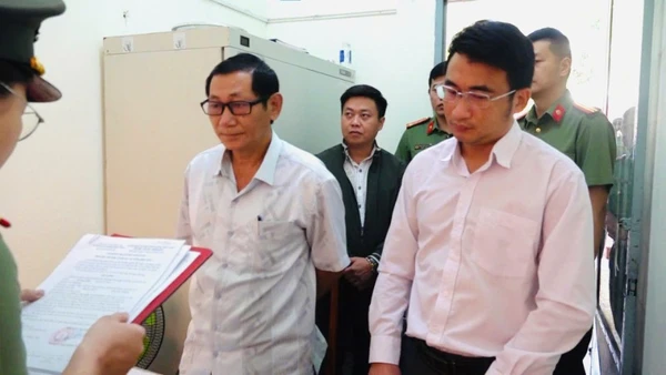 Cơ quan An ninh điều tra Công an tỉnh Đắk Lắk tống đạt quyết định khởi tố vụ án hình sự, khởi tố bị can, bắt tạm giam đối với Lê Ngọc Hậu.