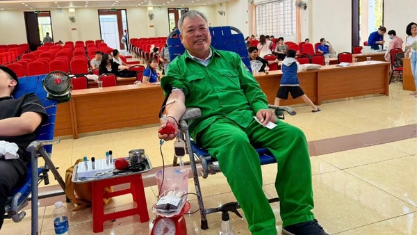 Một tình nguyện viên lớn tuổi tham gia hiến máu tại chương trình. 