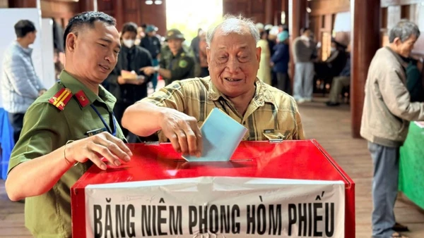 Cử tri phường Buôn Hồ bỏ phiếu thực hiện quyền công dân của mình.