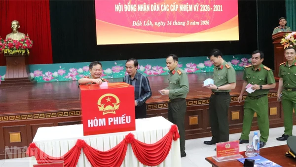 Các đồng chí lãnh đạo Công an tỉnh Đắk Lắk bỏ phiếu bầu cử đại biểu Quốc hội khóa XVI và đại biểu Hội đồng nhân dân các cấp, nhiệm kỳ 2026-2031.