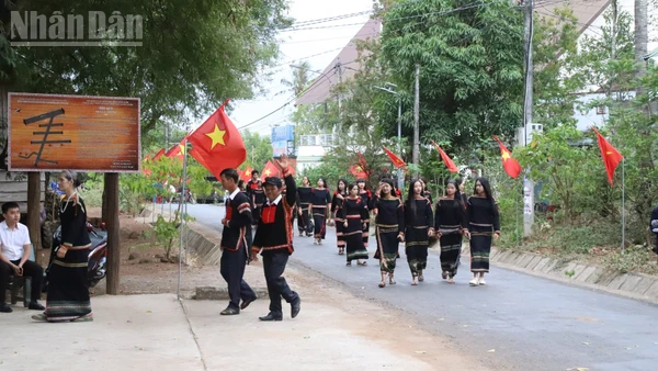 Đồng bào các dân tộc tỉnh Đắk Lắk háo hức trước ngày hội non sông. (Ảnh: NGUYỄN CÔNG LÝ)