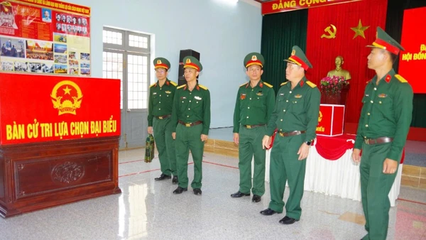 Đoàn công tác kiểm tra công tác chuẩn bị bầu cử tại Tiểu đoàn 303, Trung đoàn 584.