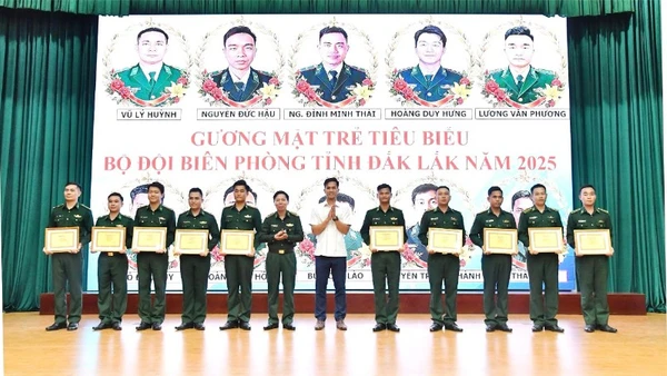 Lãnh đạo Ban Chỉ huy Bộ đội Biên phòng tỉnh Đắk Lắk và lãnh đạo Tỉnh đoàn Đắk Lắk trao tặng danh hiệu cho 10 “Gương mặt trẻ tiêu biểu”.