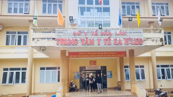 Trung tâm Y tế Ea H’leo đang điều trị cho các bệnh nhân nghi ngộ độc thực phẩm sau khi ăn bánh mì.