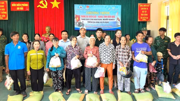 Các đơn vị trao quà cho ngư dân có hoàn cảnh khó khăn trong Chương trình “Tháng Ba biên giới-nghĩa tình biển đảo” năm 2026.