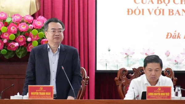 Đồng chí Nguyễn Thanh Nghị, Trưởng đoàn kiểm tra, giám sát số 26 của Bộ Chính trị, Ban Bí thư phát biểu tại hội nghị.