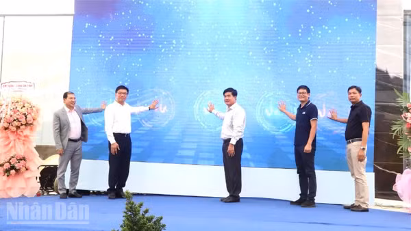 Phó Chủ tịch Ủy ban nhân dân tỉnh Đắk Lắk Nguyễn Thiên Văn và các đại biểu nhấn nút chính thức khởi động mô hình liên kết kinh tế tuần hoàn nông nghiệp tiên phong tại tỉnh Đắk Lắk.