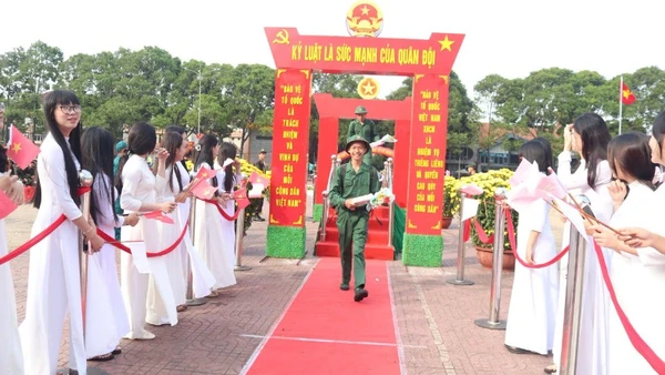 Thanh niên tỉnh Đắk Lắk hăng hái lên đường nhập ngũ.