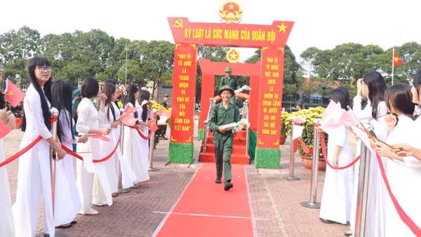 Thanh niên tỉnh Đắk Lắk hăng hái lên đường nhập ngũ.