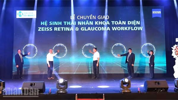 Các đồng chí lãnh đạo Ủy ban nhân dân tỉnh Đắk Lắk, Sở Y tế, phường Buôn Ma Thuột và Bệnh viện Mắt Tây Nguyên nhấn nút chuyển giao hệ sinh thái nhãn khoa toàn diện.