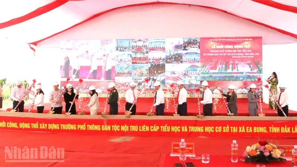 Phó Thủ tướng Hồ Quốc Dũng và các đại biểu động thổ xây dựng Trường phổ thông dân tộc nội trú liên cấp tiểu học và trung học cơ sở tại xã biên giới Ea Bung.