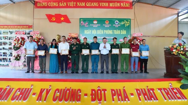 Ban Chỉ huy Bộ đội Biên phòng tỉnh Đắk Lắk và Ủy ban nhân dân xã Ia Rvê trao Giấy khen cho các cá nhân có thành tích trong thực hiện phong trào "Toàn dân tham gia bảo vệ chủ quyền lãnh thổ, an ninh biên giới quốc gia trong tình hình mới". 
