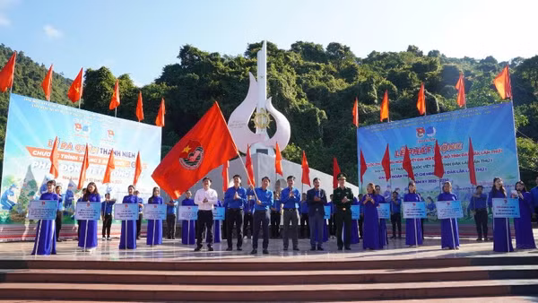 Nghi thức phất cờ ra quân "Tháng Thanh niên" năm 2026.