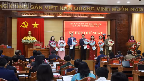 Các đồng chí lãnh đạo Hội đồng nhân dân tỉnh và các Ban Hội đồng nhân dân tỉnh Đắk Lắk nhiệm kỳ 2026-2031 ra mắt nhận nhiệm vụ.