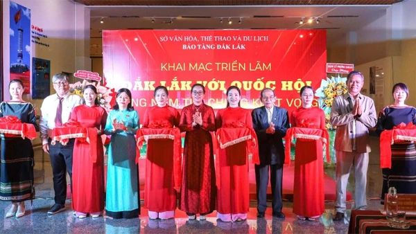 Các đại biểu cắt băng khai mạc triển lãm.