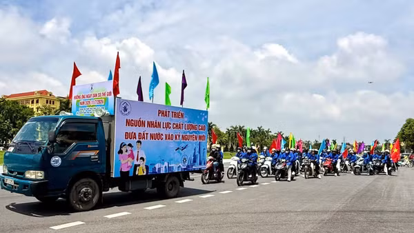 Thanh niên diễu hành hưởng ứng mít tinh kỷ niệm Ngày Dân số Thế giới 2026 tại Hương Yên ngày 10/7/2026. (Ảnh: PV)