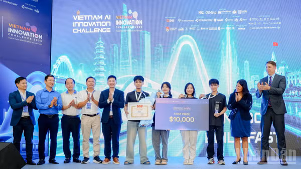 Vinh danh giải Nhất. (Ảnh: HNV)