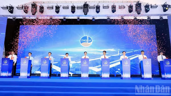 Đại tướng Phan Văn Giang cùng các đại biểu thực hiện nghi thức Lễ công bố sản phẩm nhôm thỏi đầu tiên của Việt Nam.