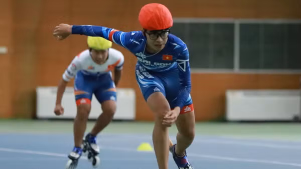 Thi đấu nội dung patin tốc độ tại giải đấu.