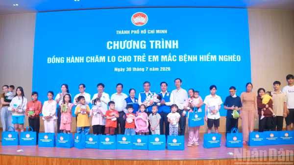 Lãnh đạo Thành ủy Thành phố Hồ Chí Minh trao quà cho bệnh nhi đang điều trị bệnh hiểm nghèo tại Bệnh viện Nhi đồng 1. 