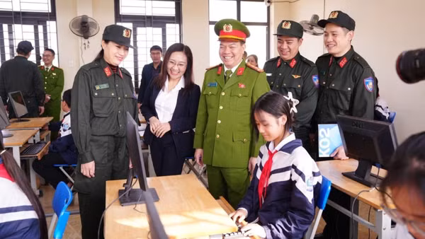 Lãnh đạo Bộ Tư lệnh Cảnh sát cơ động và đoàn công tác cùng giáo viên theo dõi học sinh thực hành tại phòng Tin học được trao tặng. (Ảnh: MH)