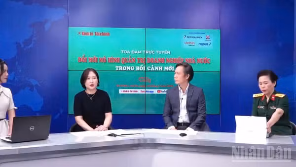 Bà Nguyễn Thu Thủy, Phó Cục trưởng Cục Phát triển Doanh nghiệp Nhà nước (Bộ Tài chính); ông Lê Duy Bình, Giám đốc điều hành Economica Việt Nam, bà Nguyễn Thị Sơn Bình, Phó Giám đốc Trung tâm dịch vụ khách hàng doanh nghiệp (SME), Tổng Công ty Viễn thông Viettel trao đổi, thảo luận. (Ảnh: HNV)