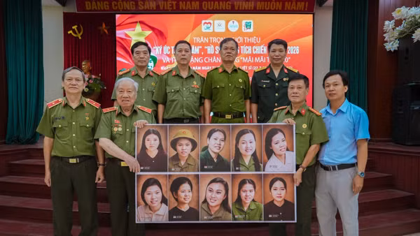 Trao tặng mười bức chân dung được phục dựng bằng công nghệ mới. (Ảnh: Ban tổ chức)