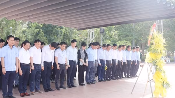 Đoàn công tác Bộ Y tế tri ân các Anh hùng liệt sĩ tại Di tích quốc gia đặc biệt Thành cổ Quảng Trị.