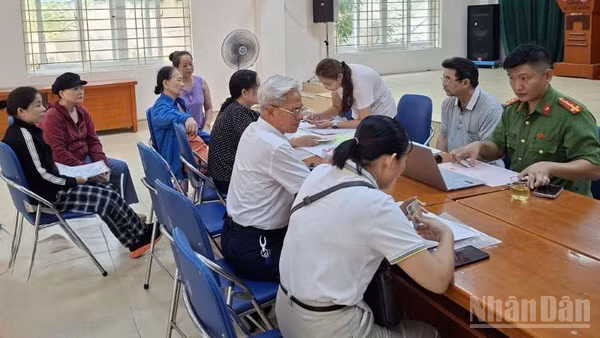 Một trong nhiều hoạt động giữa nhân dân với tổ công tác liên ngành tại Tổ dân phố 30 Mỹ Đình, Từ Liêm, Hà Nội. (Ảnh: CTV)