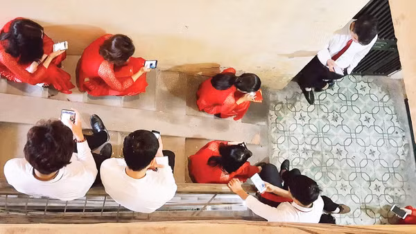 Không ít bạn trẻ lướt mạng thay vì đọc sâu. Ảnh: VĂN HỌC