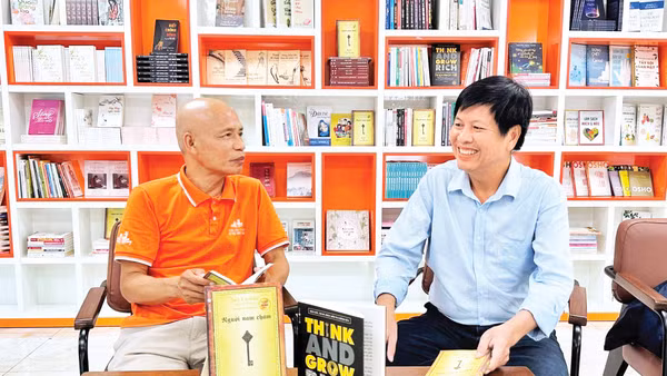 TS Nguyễn Mạnh Hùng (người ngồi bên trái) trò chuyện với kỹ sư Lê Thanh Hải. Ảnh: Tuyết Minh