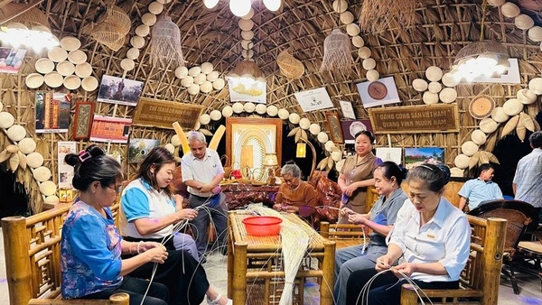 Người dân thôn Phú Vinh đang tạo các sản phẩm thủ công từ mây. 